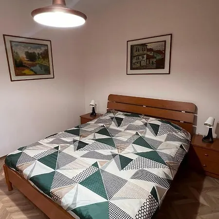 Parliament Free Parking Apartment